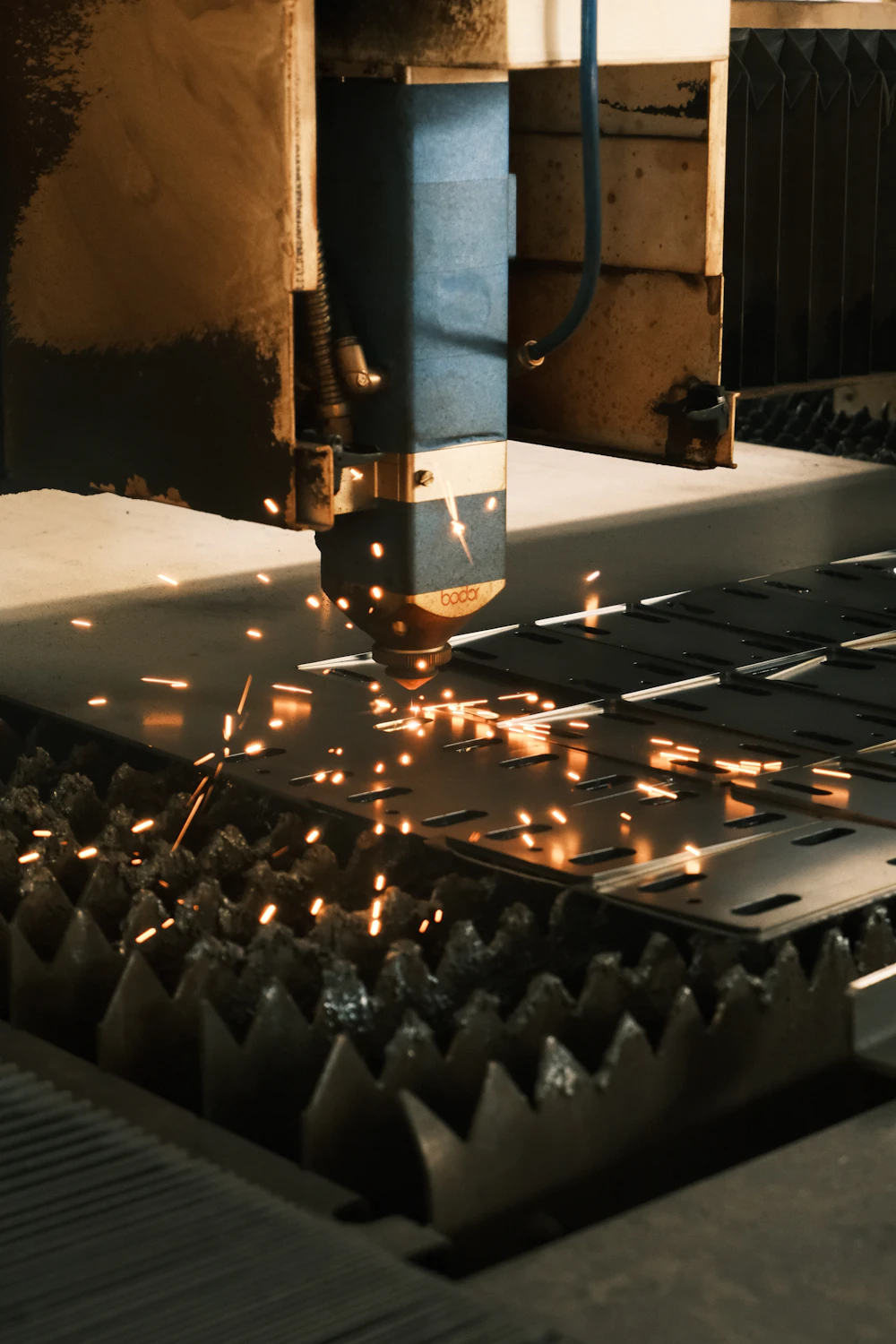 Metal işleme hattında endüstriyel lazer kesim