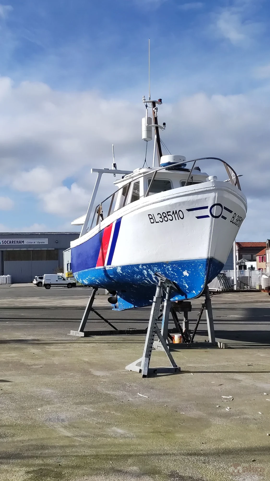 Karada destekler üzerinde duran, su hattı altı görülebilen tekne gövdesi