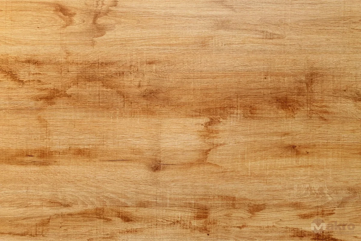 Ahşap yüzeyde doğal damarların ve farklı tonlardaki doku alanlarının yakın görünümü